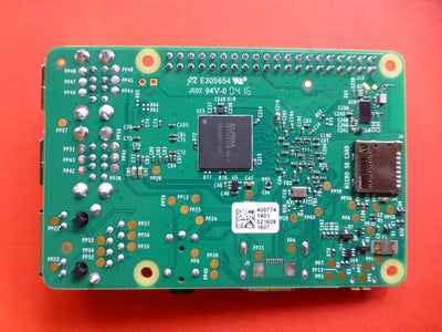 Raspberry pi 3 b+ micro sd slot